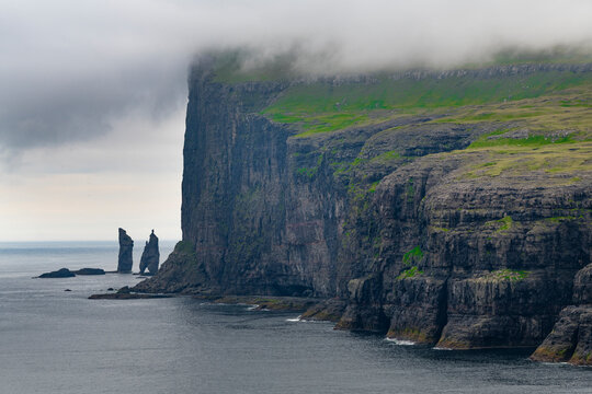 El Gigante y la Bruja (Risin og Kellingin en ferrous) son dos legendarios islotes  situados en la costa norte de la isla de  Eysturoy en Islas Feroe ( Faroes Islands, Denmark)