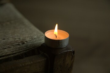 Candela en silla vintage relajaci&oacute;n