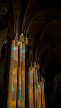Las luces de los vitrales Santa Mar&iacute;a de la Almudena