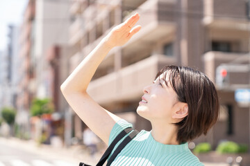 女性　まぶしい