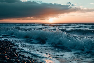 Obraz premium Dramatic Ocean Waves Crashing on the Shore at Sunset