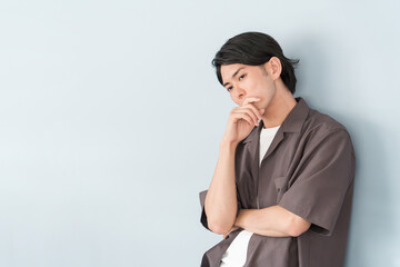 オーバーサイズシャツの男性モデル（困る・考える・悩み・不安・悩み事）
