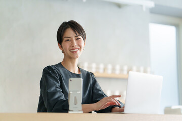 女性　カウンター