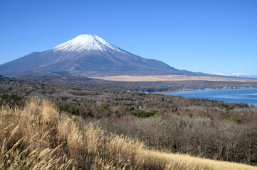 Fototapeta premium 山中湖パノラマ台から見る冬の富士山と山中湖