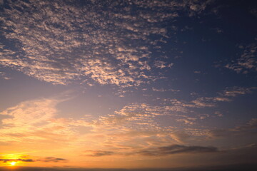 朝焼けに染まる雲