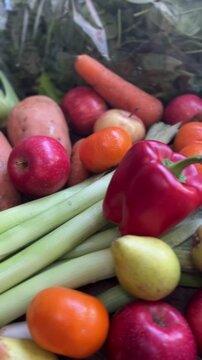 Verduras y frutas varias sobre una mesa. Verduras. Vegetariano. Footage de Cocina. Manzana