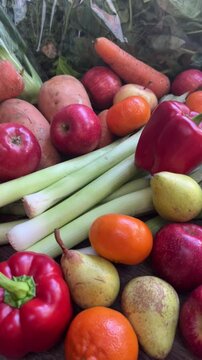 Verduras y frutas varias sobre una mesa. Verduras. Vegetariano. Natural. Fitnes. Salud. Footage de Cocina. Manzana. Tomate. Morr&oacute;n. Batata. Anan&aacute;. Zanahoria. 