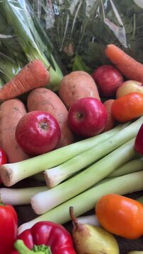Verduras y frutas varias sobre una mesa. Verduras. Vegetariano. Footage de Cocina. Manzana
