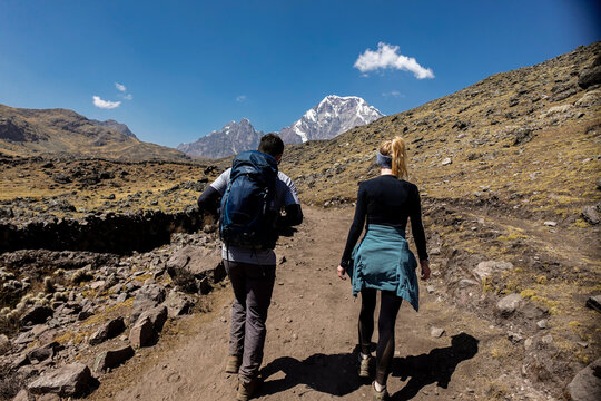Dos turistas caminando en el camino del tour de 7 lagunas y del nevado de Ausangate en la Cordillera de Vilcanota en Cusco, Per&uacute;