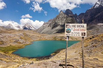 Laguna de color turquesa cerca del nevado de Ausangate en la Cordillera de Vilcanota en Cusco, Perú en los Andes - Tour de 7 lagunas