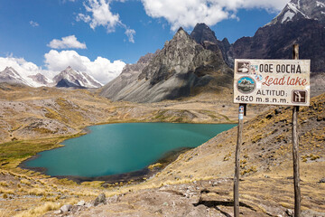Laguna de color turquesa cerca del nevado de Ausangate en la Cordillera de Vilcanota en Cusco,...