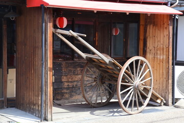 古い大きな大八車の展示