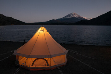 宵の富士山とベルテント