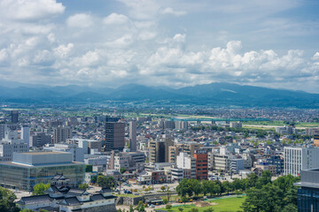 Fototapeta premium 富山市役所展望塔から望む富山城跡と富山国際会議場大手町フォーラム