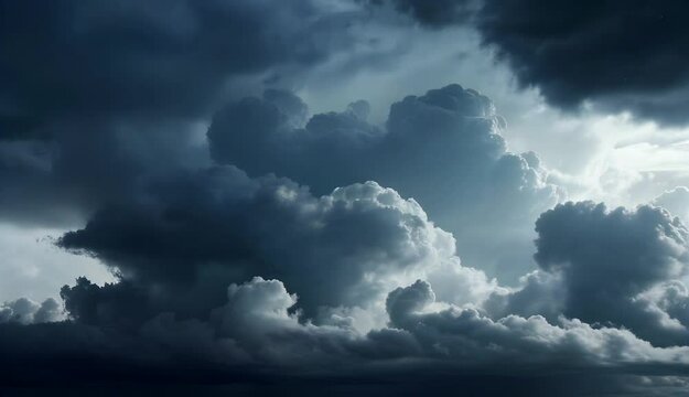 暗雲が広がる空に積乱雲の雲が嵐を呼ぶ景色