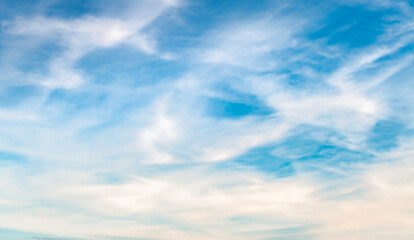 Naklejka premium the sky is clear blue with fluffy white clouds, the sky is very bright, and the sun shines.
