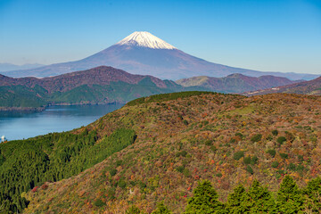 Fototapeta premium 富士山と芦ノ湖を望む箱根大観峰からの紅葉風景