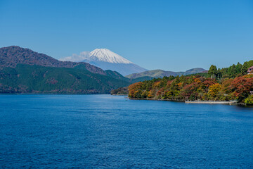 秋の富士山と芦ノ湖