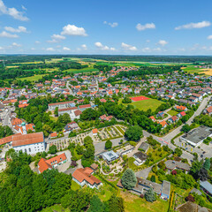 Der Friedberger Ortsteil Stätzling an der Friedberger Ach nahe Augsburg von oben