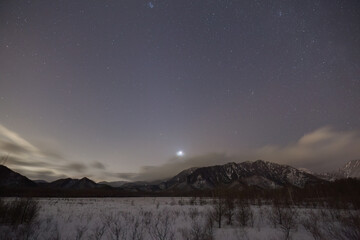 戦場ヶ原の冬空に煌めく金星と星々、夜景の絶景