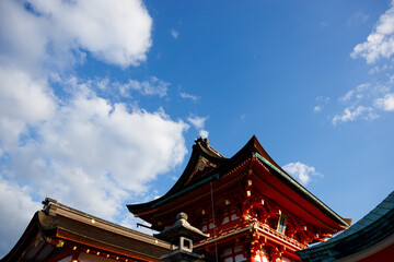 Obraz premium Building in Fushimi Inari Taisha shrine in Autumn season. Kyoto, Japan.