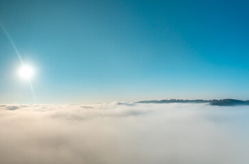 The Hohenwarte Reservoir glows in the soft morning light, shrouded in a mystical mist that envelops the surrounding nature, creating a calm and almost magical atmosphere.