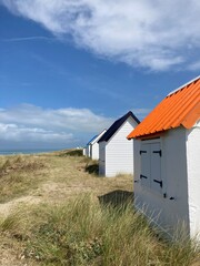 Cabanes de plage avec les toits colorés à Gouville-Sur-Mer dans le Cotentin en France - Europe