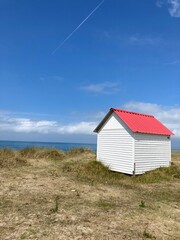 Cabanes de plage avec les toits colorés à Gouville-Sur-Mer dans le Cotentin en France - Europe