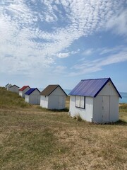 Cabanes de plage color&eacute;es dans les dunes &agrave; Gouville-Sur-Mer dans le Cotentin en France