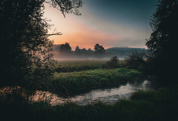 Morgendämmerung am Fluss