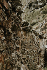 parete di pietra frastagliata