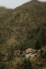 Alpe tra la montagna