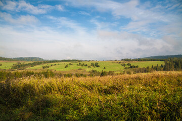 Fototapeta premium Bieszczadzkie połoniny w pogodny jesienny dzień