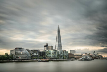Obraz premium The skyline of The Shard, old City Hall, and the HMS Belfast taken at sunset
