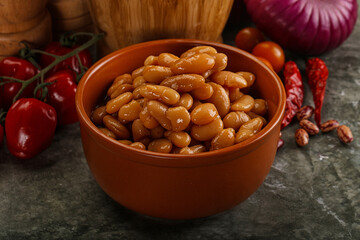 Canned beans in tomato sauce