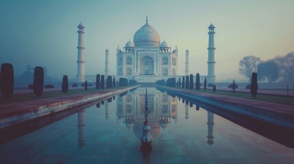 Obraz premium Majestic Taj Mahal Reflected in Tranquil Waters at Sunrise or Sunset
