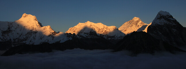 Mount Everest and other high mountains on a autumn evening, Nepal. © u.perreten