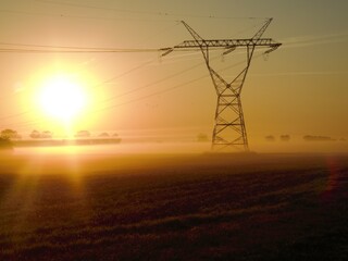 wschód słońca wiatraki  linia energetyczna mgły poranek jesień © Zbigniew