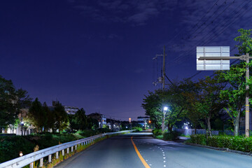 誰も居ない夜の街の風景