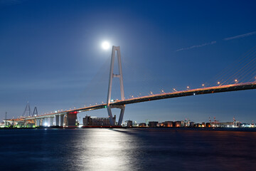 中秋の名月と名港トリトン