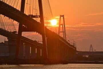 夜明けと朝焼けの名港トリトン