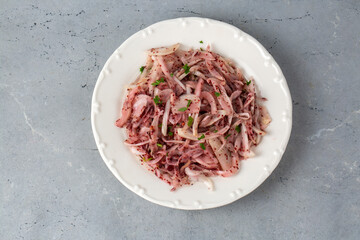 Turkish onion salad is served with kebabs accompanied by lemon and parsley.