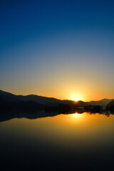 Fototapeta premium 朝の秋元湖（福島県）