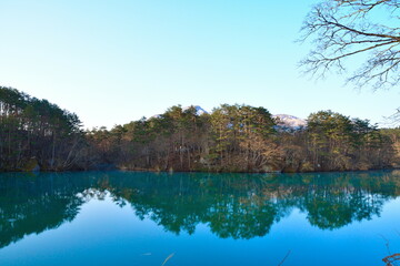 Obraz premium 五色沼 春の毘沙門沼（福島県）