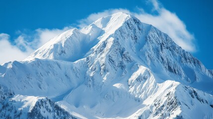 Naklejka premium Snow-capped mountain peak against a bright blue sky