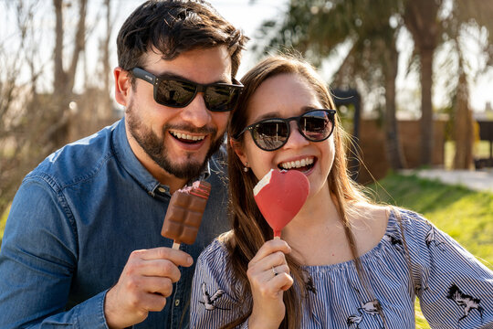 Pareja feliz disfrutando de un helado en un d&iacute;a soleado