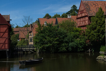 Boot am Fluss vor Altstadt