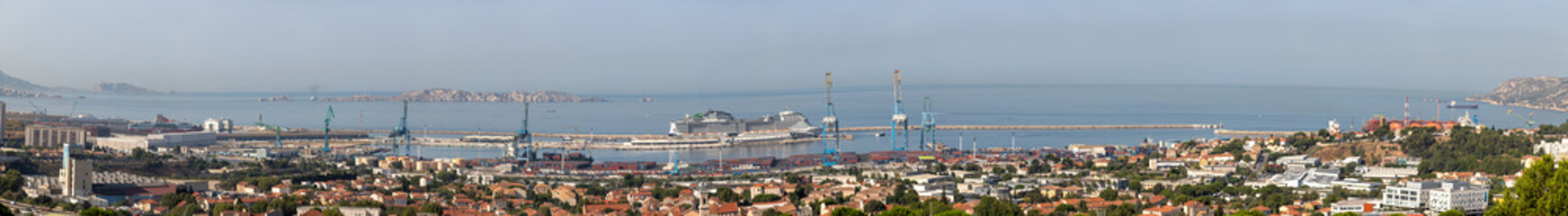 Obraz premium Panoramic View of Marseille on the Mediterranean Sea – Scenic Cityscape and Harbor