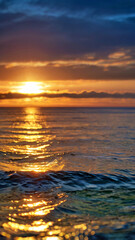 Obraz premium Blurred bokeh of a sunrise over a calm ocean
