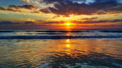 Obraz premium Blurred bokeh of a sunrise over a calm ocean